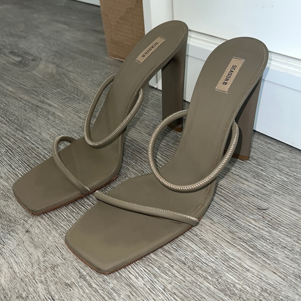 Yeezy Season 8 Sandals, 40
